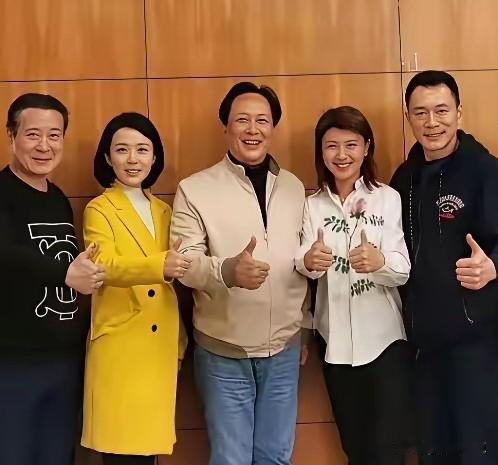5位影视明星合影，总有一位你认识的吧？