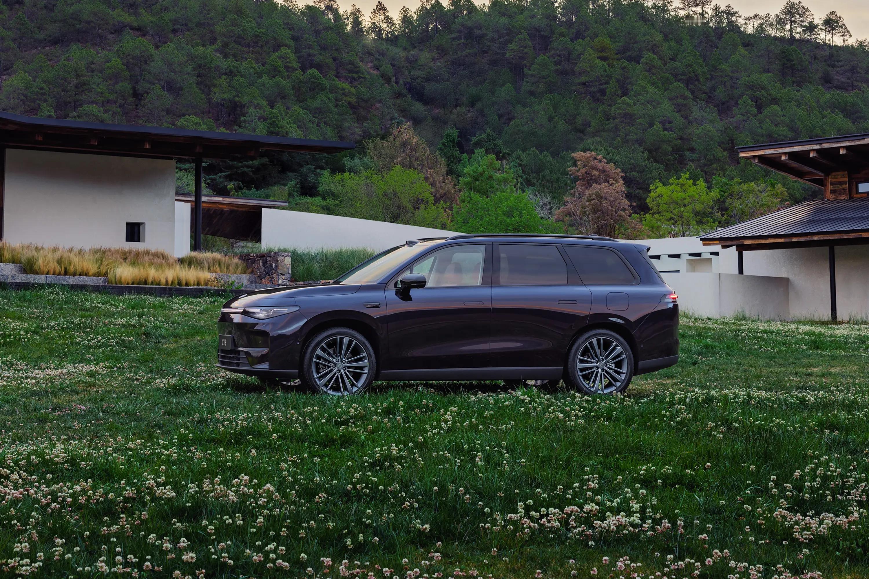 作为日常通勤+偶尔露营的车主，零跑C16用下来是真省心😌二排独立座椅侧滑超方便