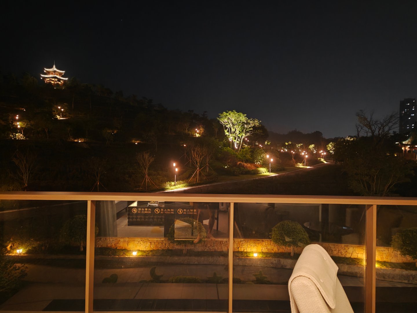 这酒店环境相当可以啊可惜没有时间享受了明天 8 点起床拍摄明天晚上回厦门 