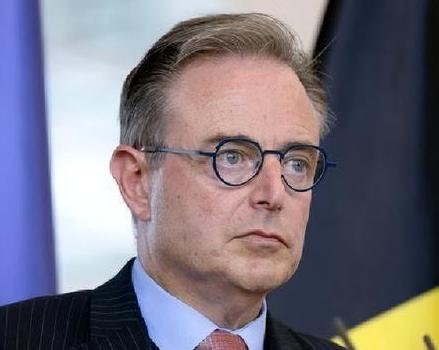 北约峰会上比利时首相德韦弗一句实在话戳破尴尬：自己全程不敢跟特朗普呛声、半点不敢