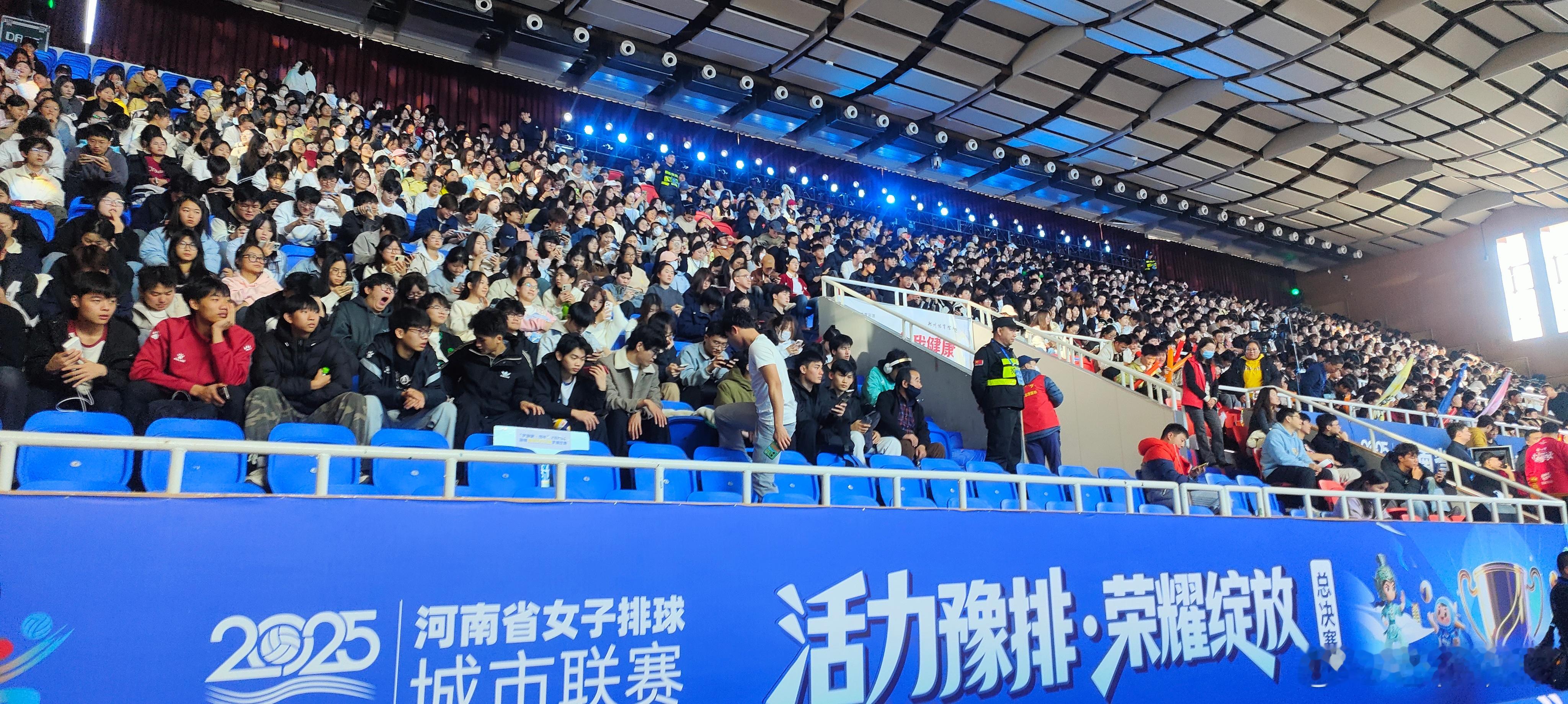 河南省女排联赛，三四名决赛，航空港区vs开封龙亭，即将开战！老徐说球之旅豫排联赛