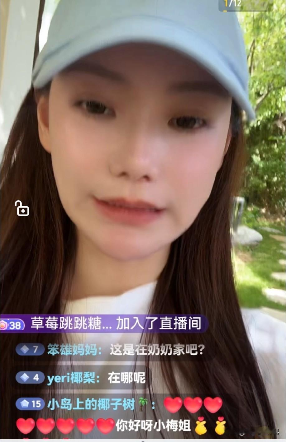 马筱梅一家三口又去婆婆张兰家吃饭了，马筱梅开了一会直播，粉丝一眼就认出这是在张兰