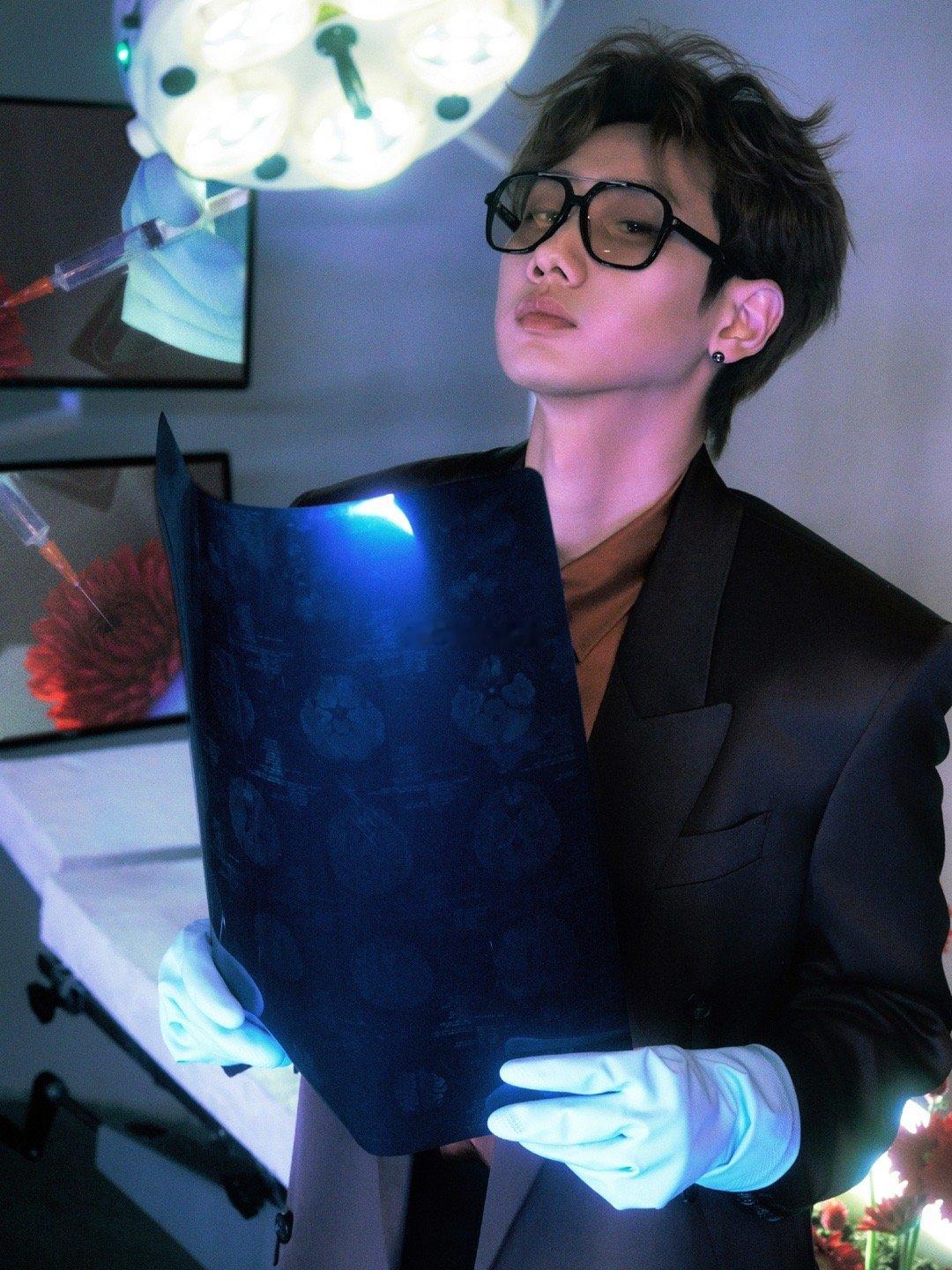 汪苏泷鲜花主刀医生 汪苏泷这组图像一首用手术刀写成的视觉诗。手术室成了他的画布，