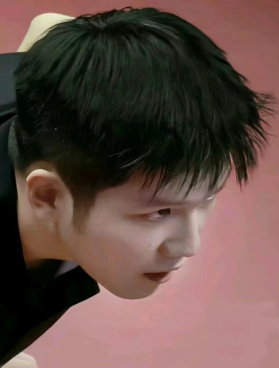 巴黎奥运会男单决赛，樊振东击败莫雷加德夺冠，赛后经典庆祝动作：抬腿跨步、身姿挺拔