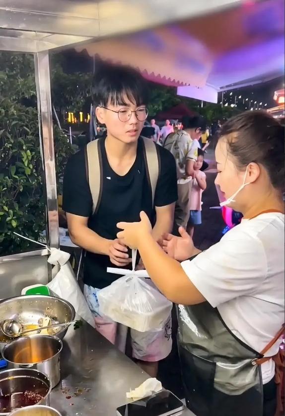 摆路边摊的摊主大姐，竟然要求吃饭的陌生小伙子帮自己的客人送单餐，小伙子打开餐盒上