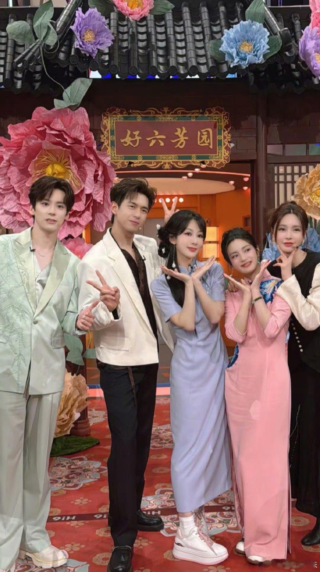 杨紫是真的瘦了很多，这个旗袍都穿出瘦瘦一条的感觉，状态真好。  