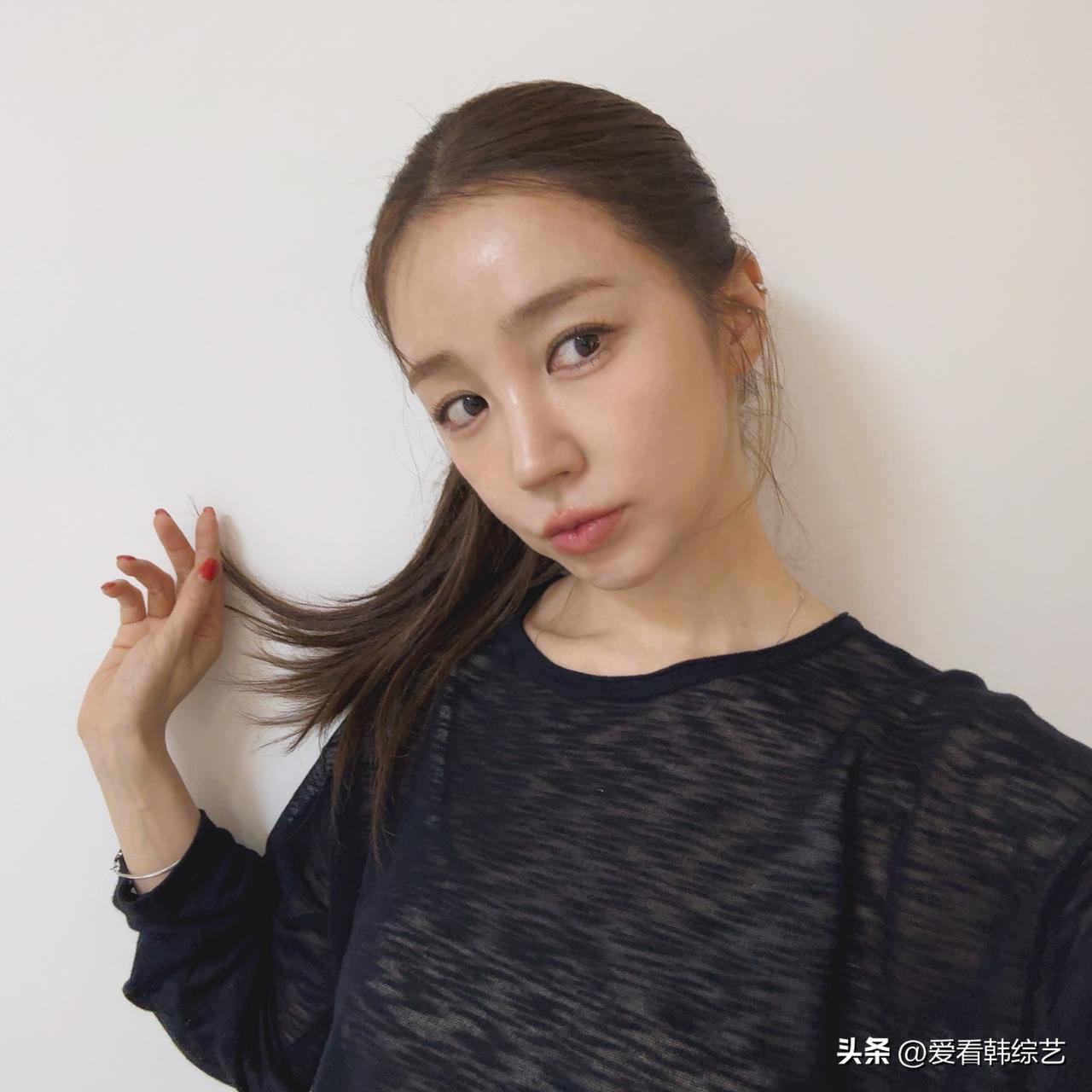 近日，演员尹恩惠在Instagram上发布了多张照片。照片中，尹恩惠将长发干净利