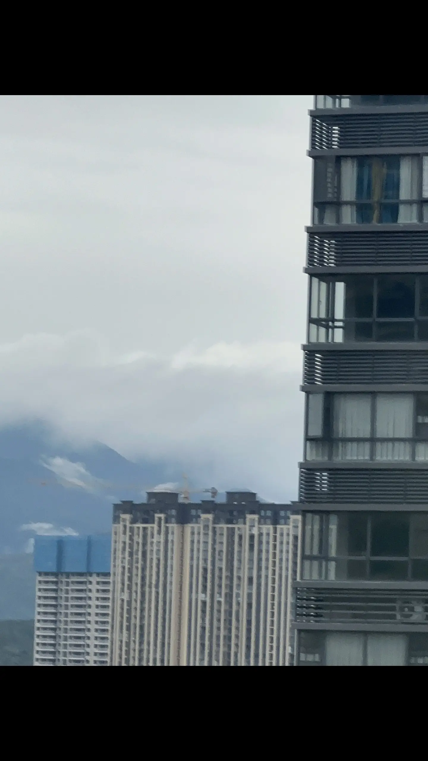 《港岛旧时光》by南方之下，高干文，巨拉扯巨好看！细节很戳人。宴会厅里，女人喝得有点多，渐渐地醉意上脑。男人懒倦地靠在沙发上，在这应酬气息十足的场合，他却充满了物欲被极度满足后的倦怠感，散发着生人勿近的气息。就当客人们以为他什么都不关注时，他径直朝喝醉的女人走过去，抱小孩一样将她抱起，向客人们解释：“我家期期酒量小，一沾酒就醉，我先带她回去了。”啊啊啊啊谁懂这种戳人点！高位者在上，人人看他高不可攀，但他满心满眼都是你。
