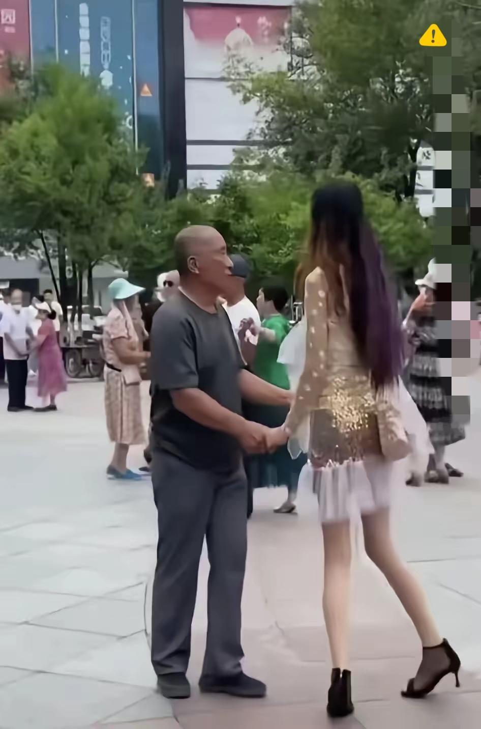 谁说年轻人只能挤实习、打螺丝？
现在公园里陪大爷跳支舞就赚20块，
37岁大姐一