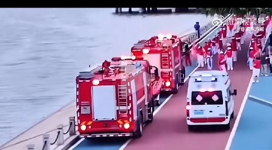 天大地大，应该都没有谁有执行紧急任务的消防车救护车大吧？
看了这幅画面，像这些没