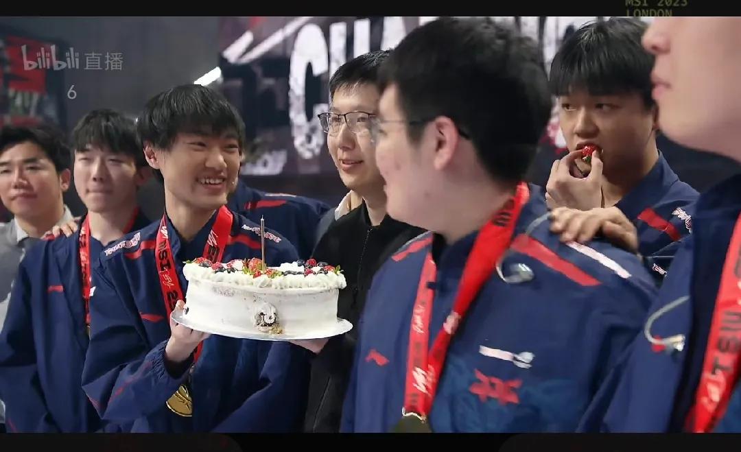 “四强中单”已不再，“冠军中单”才是我！

好家伙，JDG夺冠了，K皇终于证明了