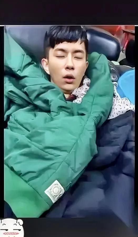 刷到萌萌“黑料”笑喷了！

这确定不是颜值暴击？

有人拿萌萌睡颜当“黑料”，我