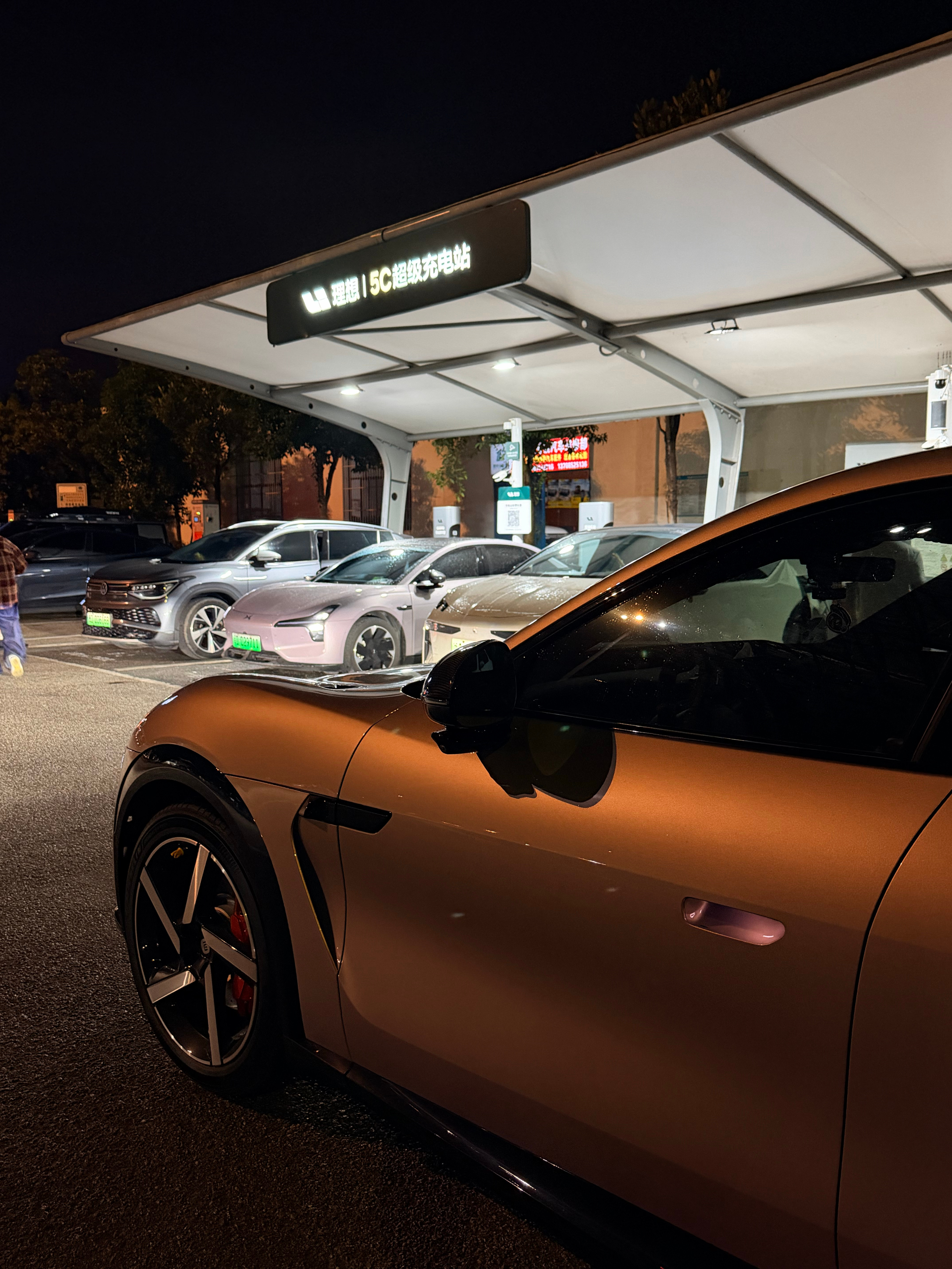 走了一路终于碰到一个理想超充，感觉回家了[拜托]  ​​​