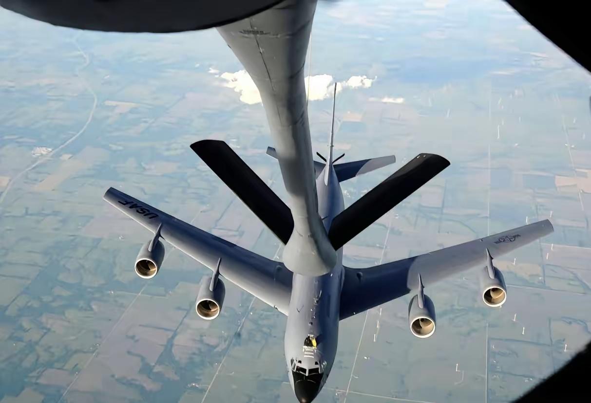 3月13日凌晨消息传来，美国中央司令部通报，两架KC-135空中加油机在执行任务