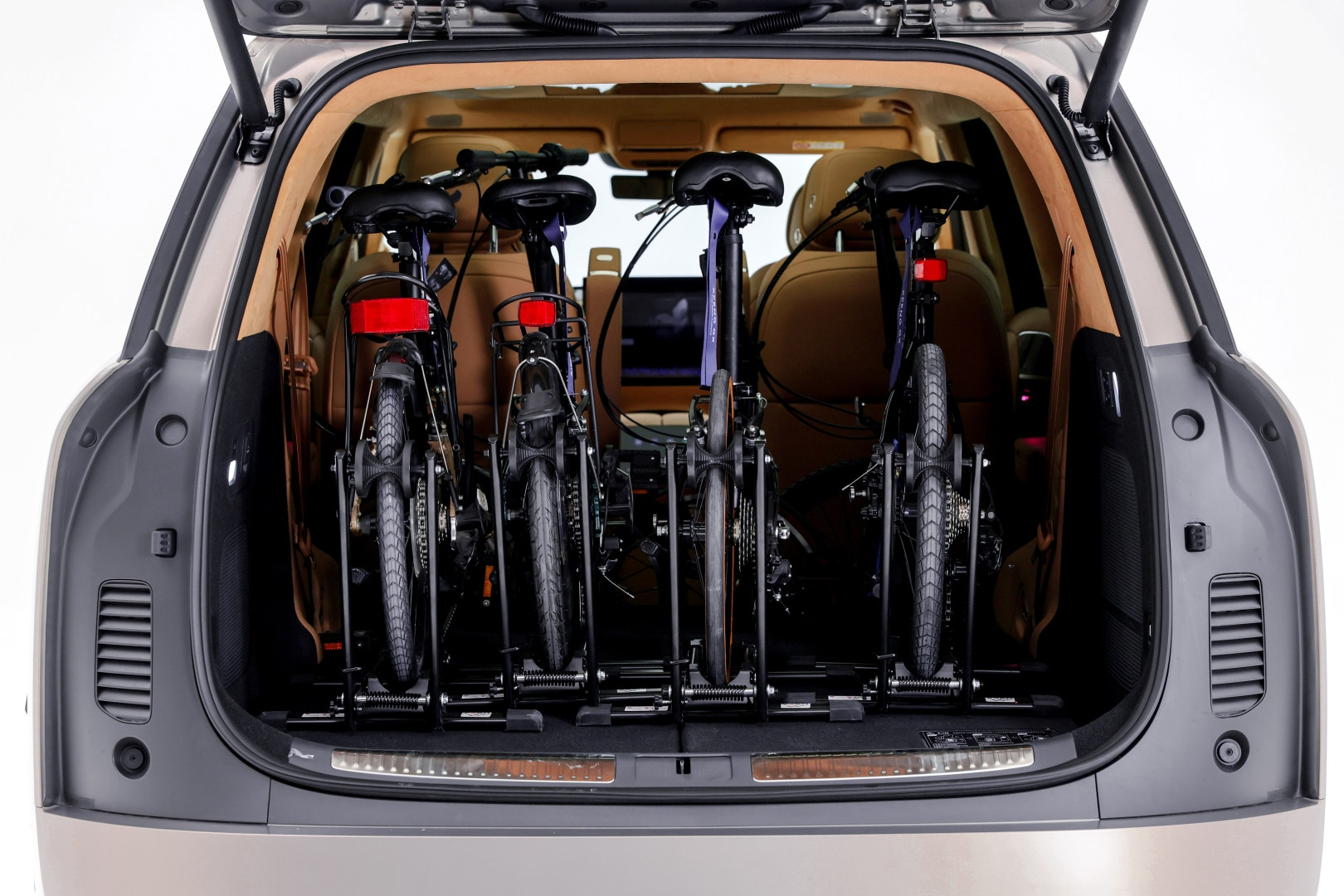 小鹏 GX 首发同级唯一三排电动三折叠 昨天就想发，终于解禁了！小鹏 GX 的三