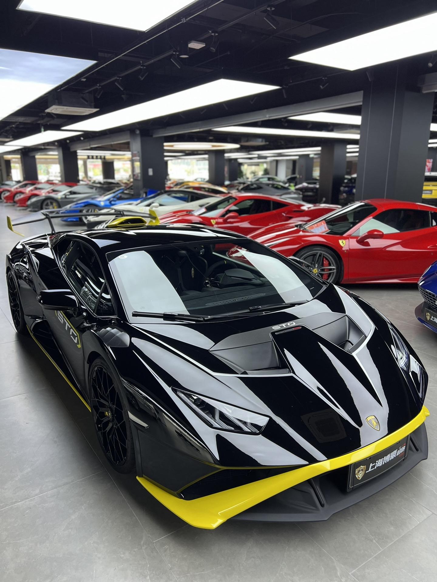 最新又拿下一台兰博基尼STO.差不多预算肯定推荐直接上STO
三百小的预算直接能拿下赛道版车型 何乐而不为 
黑黄双拼色暴力机器 喜欢的老板私