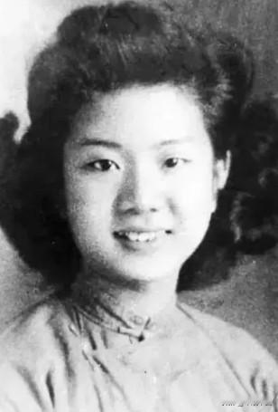 1949年，特务头子毛森，抓捕了一个交际花小姐，审讯时，毛森用刀划开她的衣服，用
