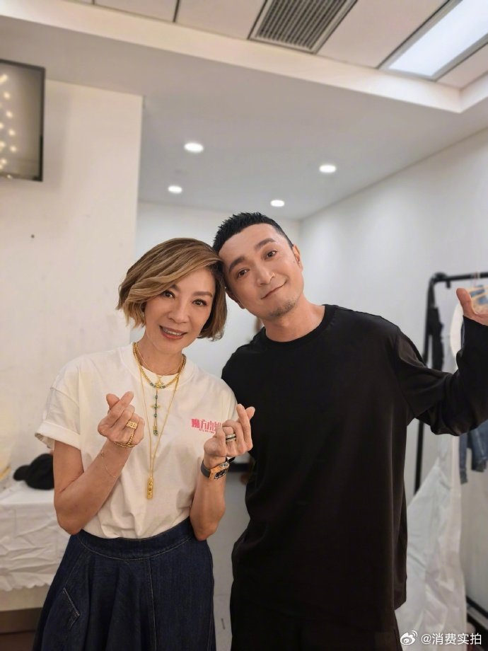 【尼格买提说杨紫琼人好得过分了】尼格买提晒与杨紫琼合照 6月15日，尼格买提发长