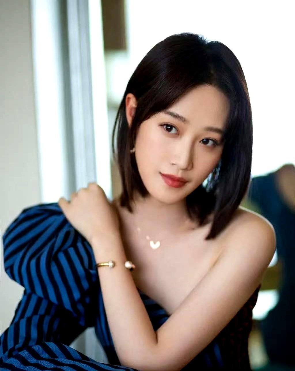 分手三年，两人身价翻三倍。

蓝盈莹和曹骏把“散伙”做成生意：她靠《浪姐》拿下七