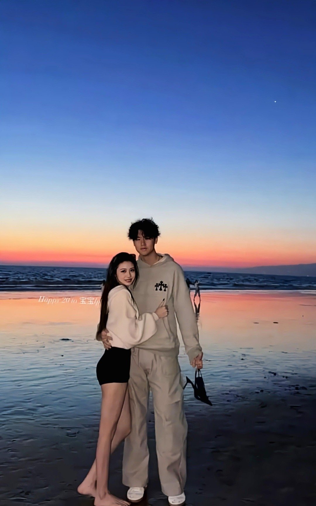 汪峰女儿小苹果公开恋情了，男友高高大大好帅气 