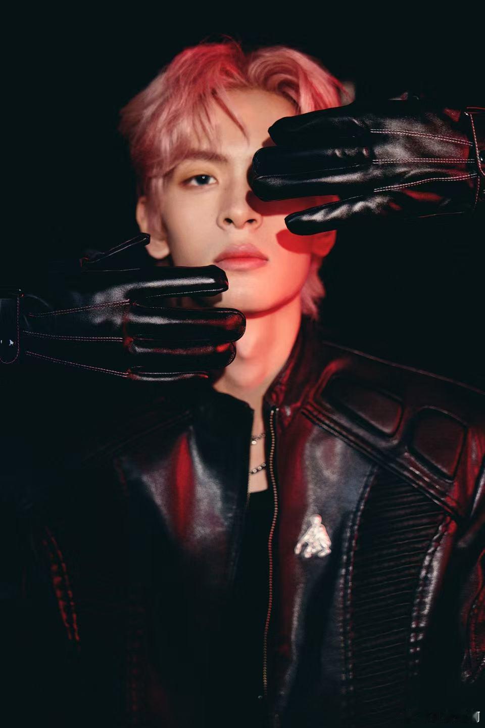 还以为是哪家的小爱豆，弭金这个生日会造型好亮眼，非常高级的帅，穿搭造型长在审美上