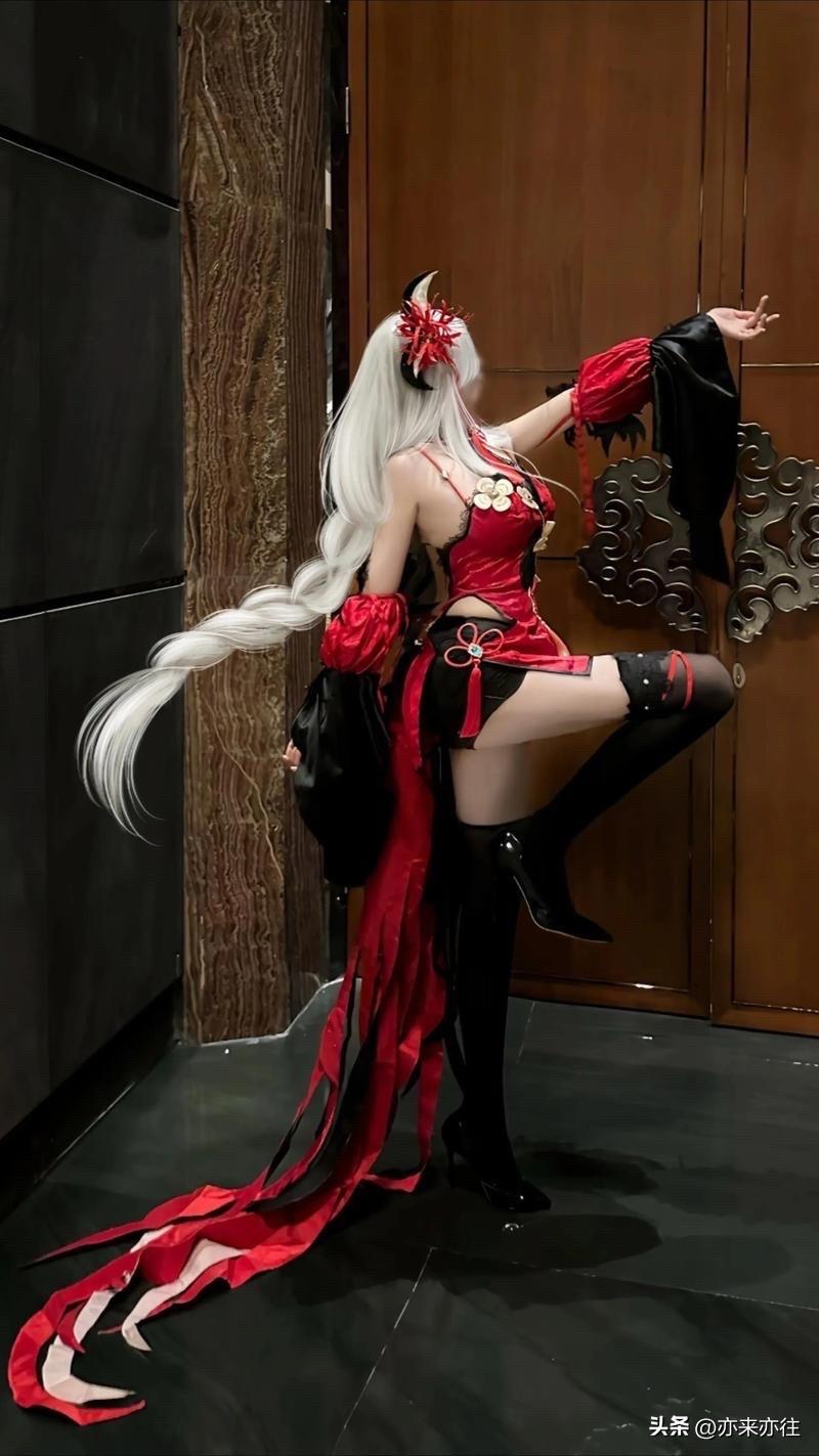 你在漫展上看到的coser美照，其实藏着两种“拍摄逻辑”：随手抓拍的场照，和精心