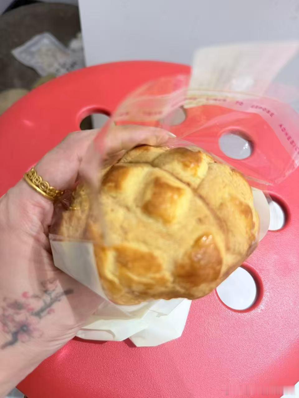 空枪 菠萝油看完《空枪》满脑子都是菠萝油！氛围感直接给我看饿了，火速点上茶餐厅外