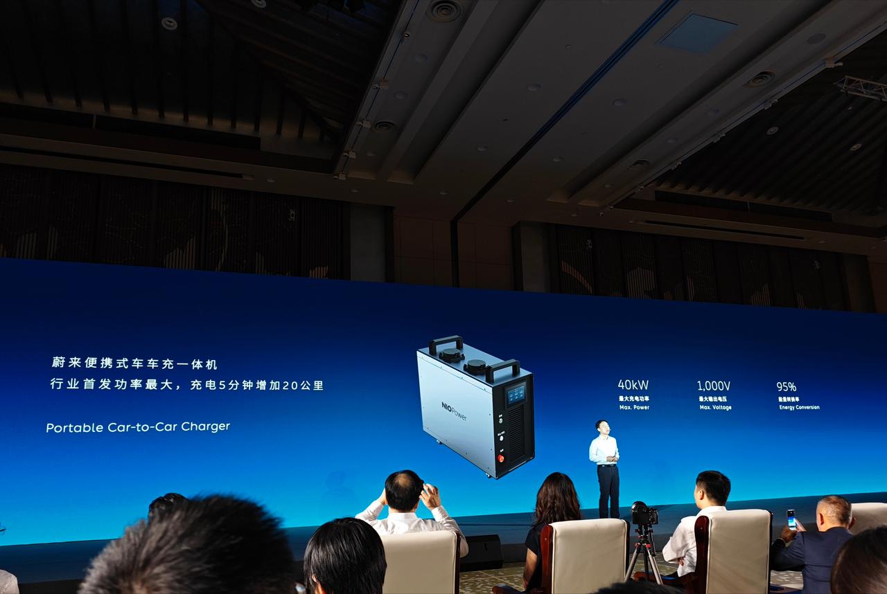 蔚来居然发布了一款便携车充一体机？
最大功率可以跑到40kW，最大输出电压达到了