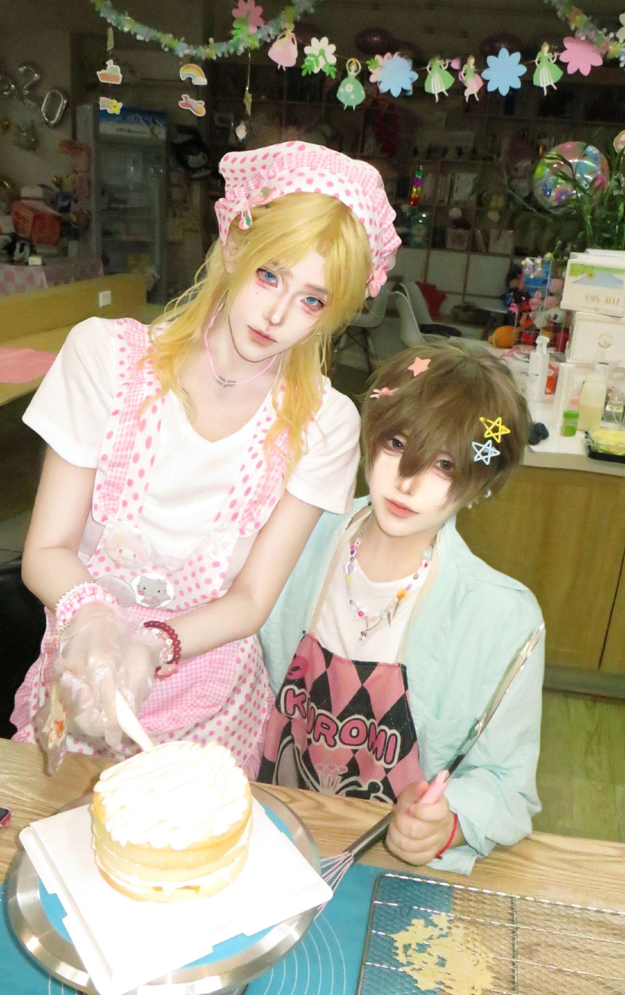 温小辉罗睿cos.罗睿教小辉哥做蛋糕温小辉