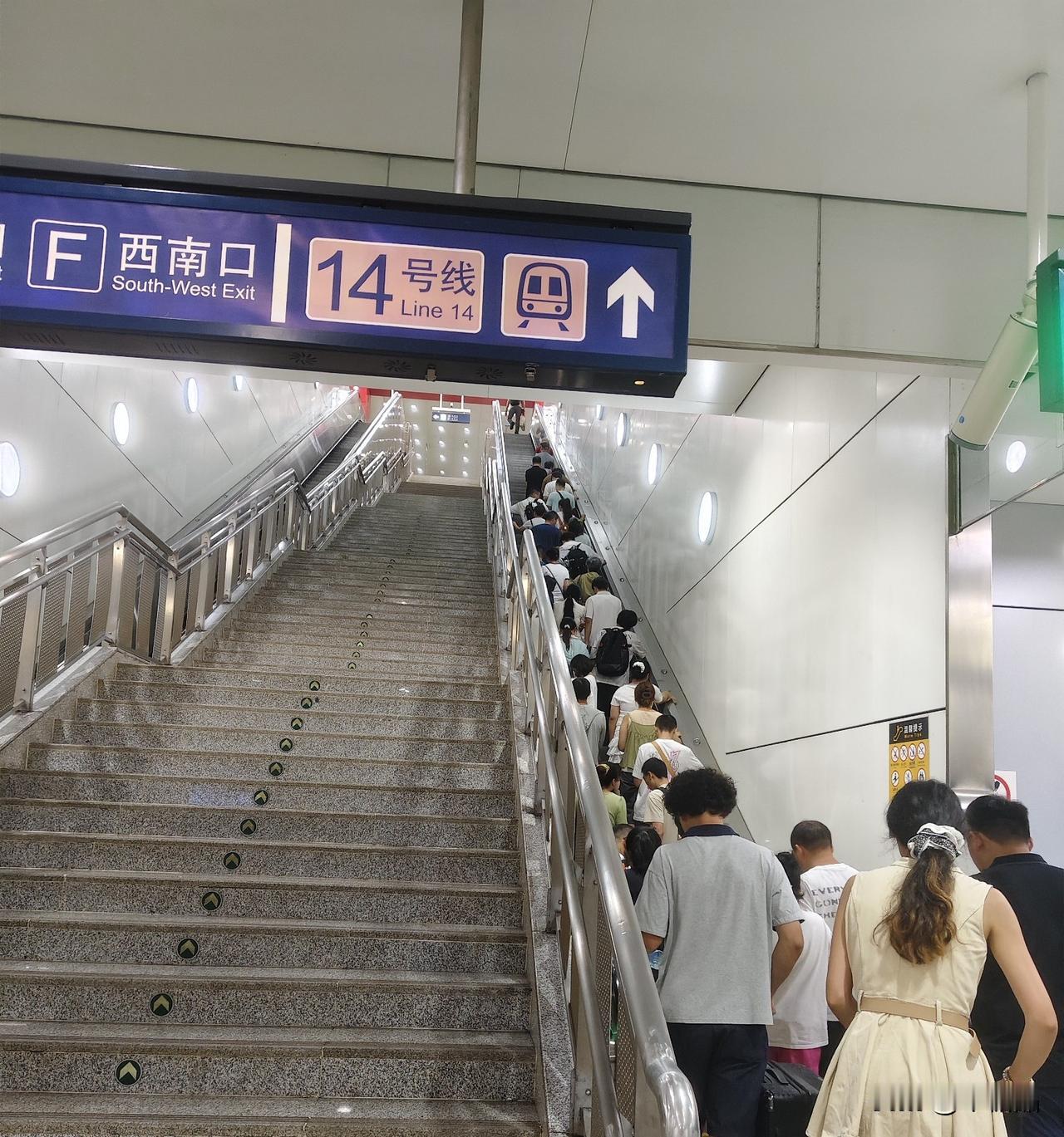 无论久居还是初访，到北京，一定要走进方志馆。……首都图书馆旁边的一个馆，主要功能