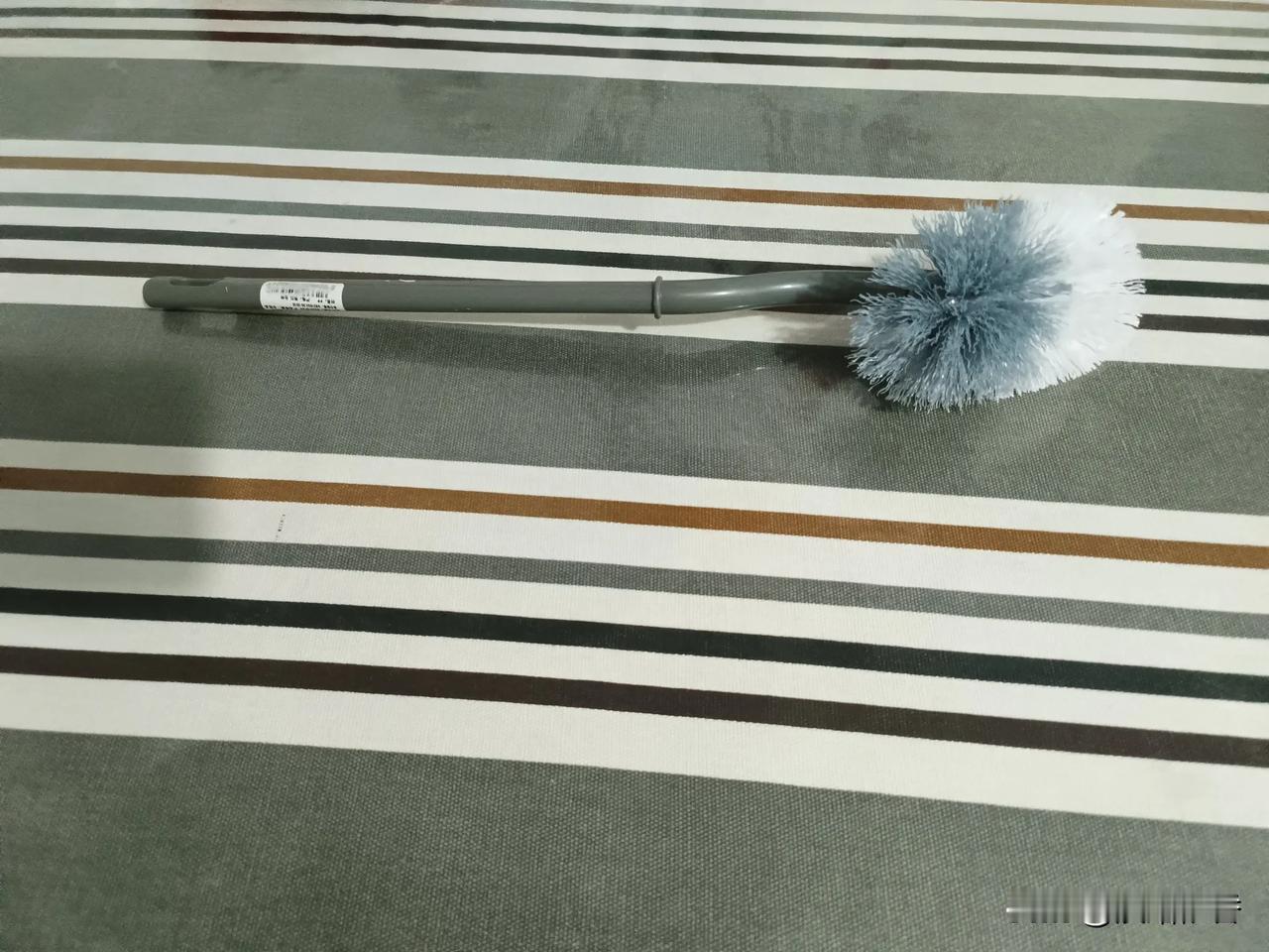 前两天在抖音商城下了一单，
是刷马桶的神器，
以前用的也是这款，
的确不错。
记