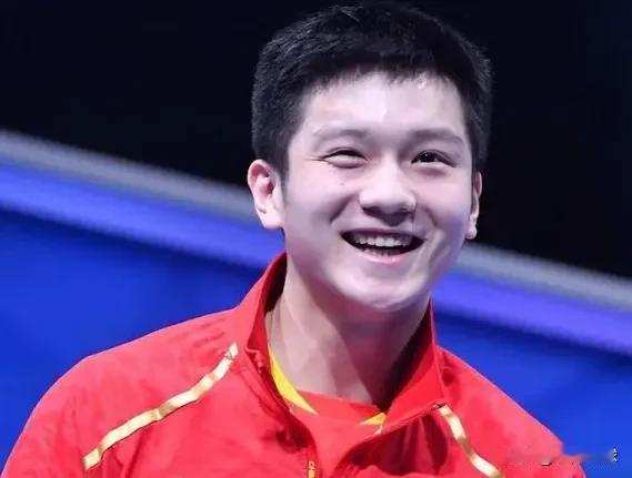 现在的男乒球员中能超越樊振东成就的并不是王楚钦，首先王楚钦的年龄较大明年就25岁