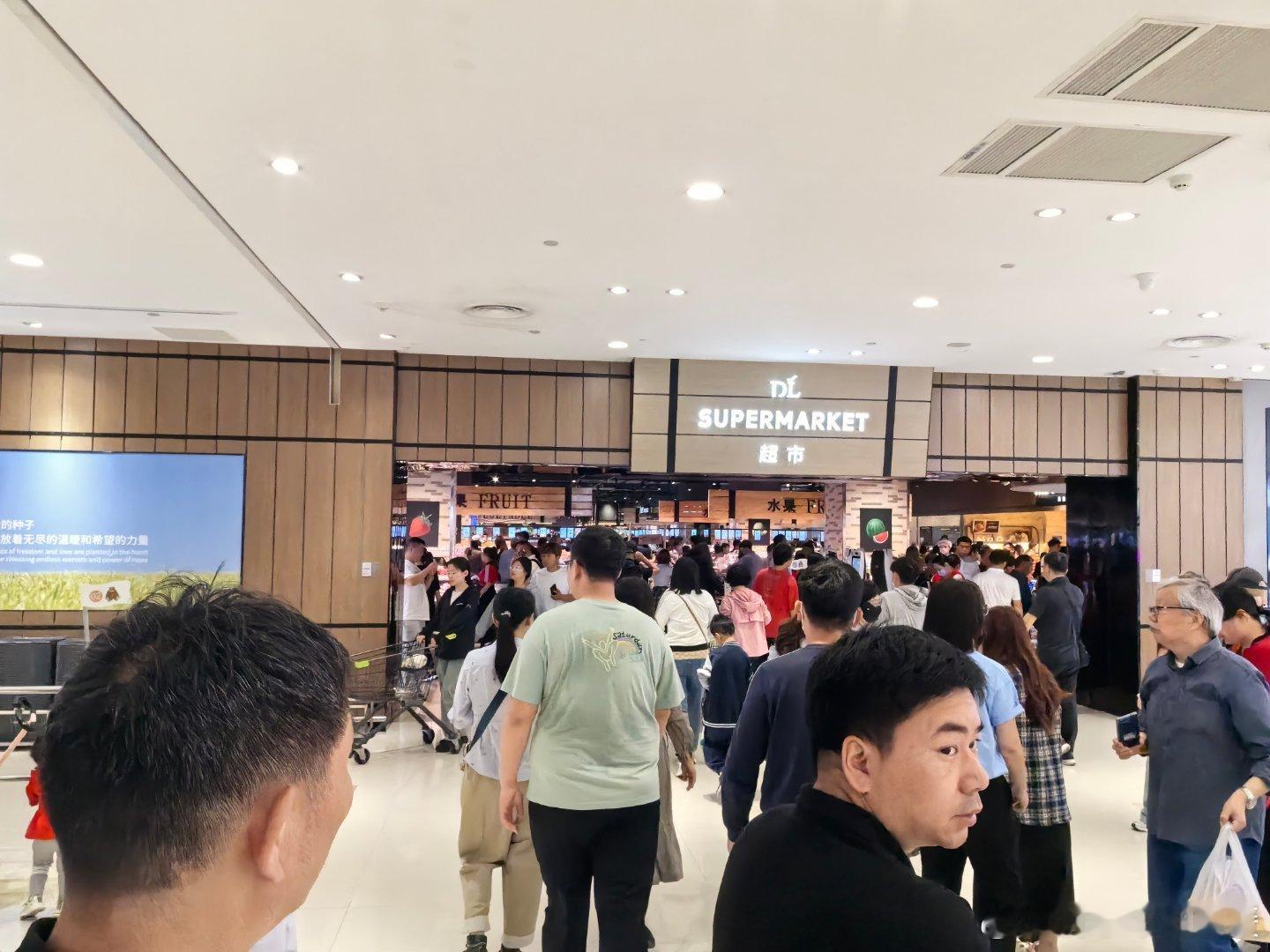 胖东来！终于来购物了，确实人太多了，简直是4A景区，但是服务和细节真的很好，各式