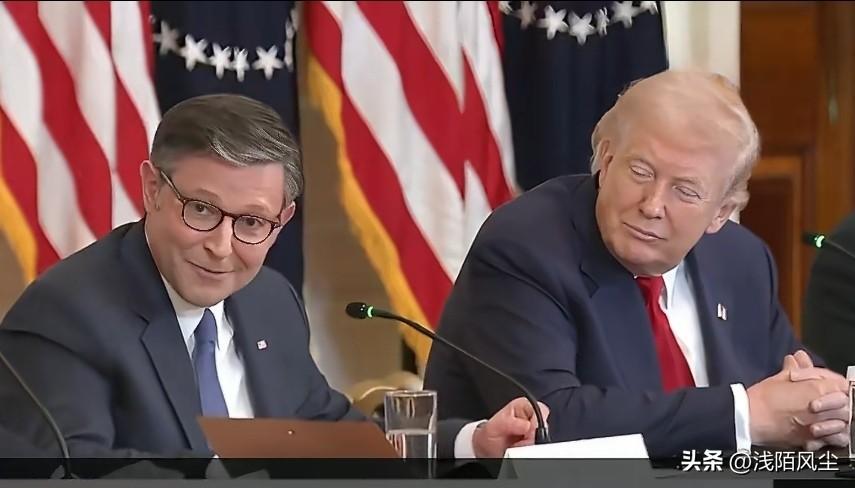 美国众议院议长约翰逊在“挽救大学体育圆桌会议”上拍特朗普:“我想赞扬特朗普总统展