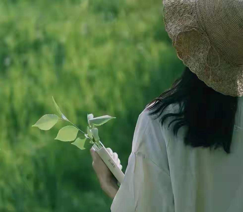 我是双鱼座。本性，爱做梦。继而爱上写作，又被文学淬炼出离谱而烂漫的心。我能怎样？