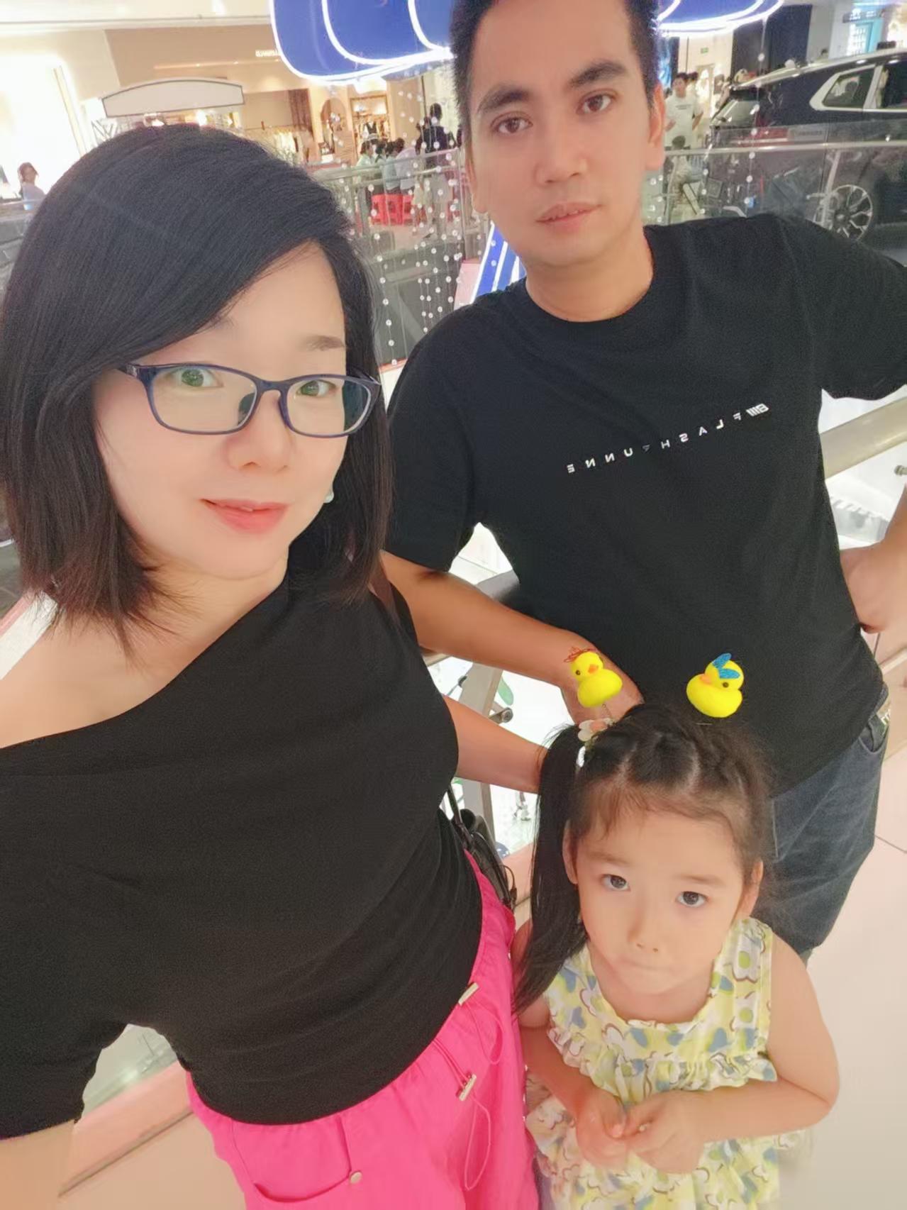 👨‍👩‍👧 在商场的欢乐时光，小棉袄的可爱瞬间💕幸福了的一家人 幸福相守