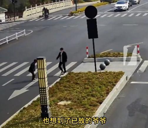 戳心！95后小伙这波操作太圈粉，扶老人还送回家，谁看了不夸一句。
 
杭州萧山区