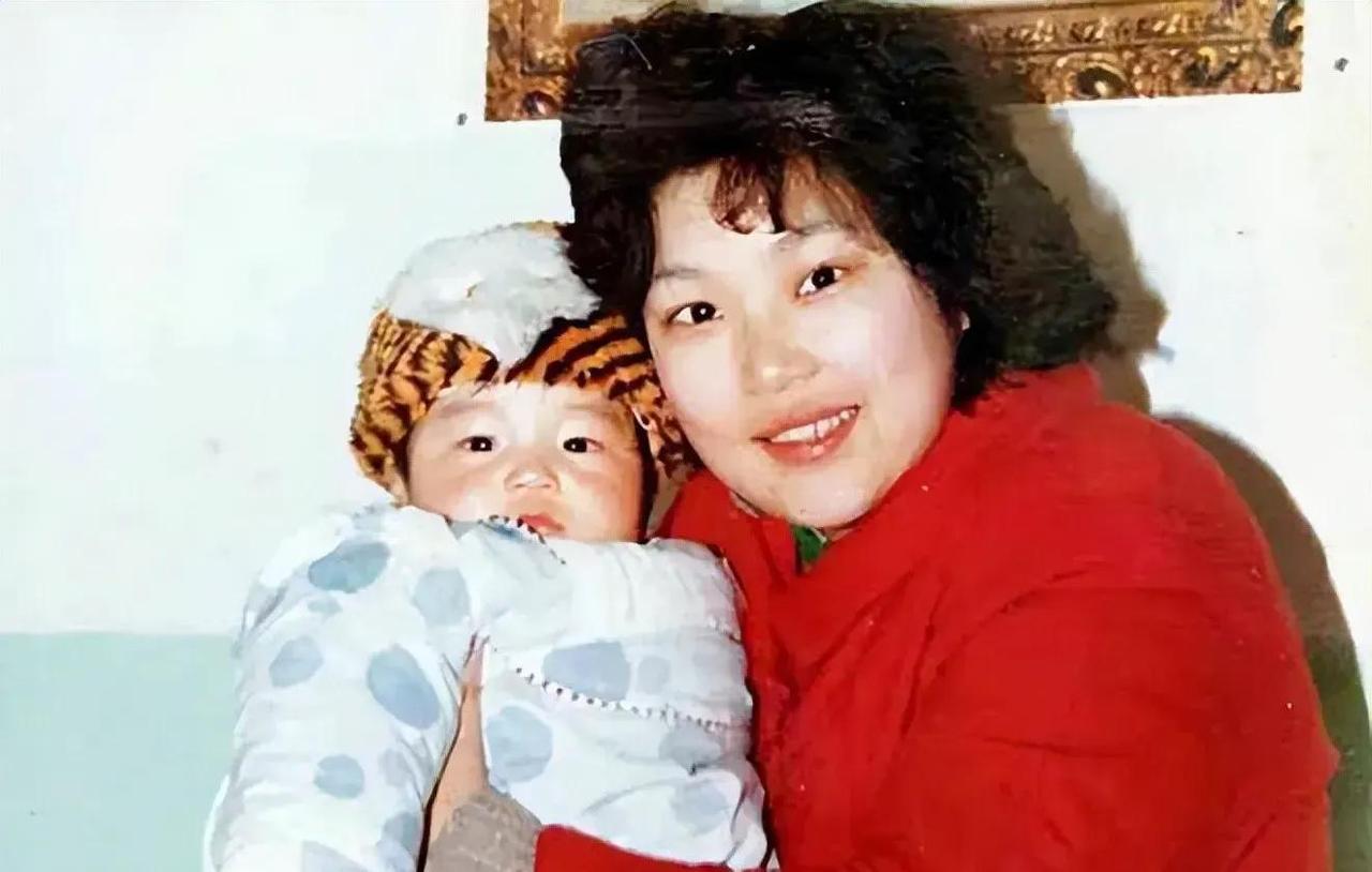 1988年，武汉一女教师，新婚后不久怀孕，不料，孩子刚出生，丈夫竟然脸色大变说“