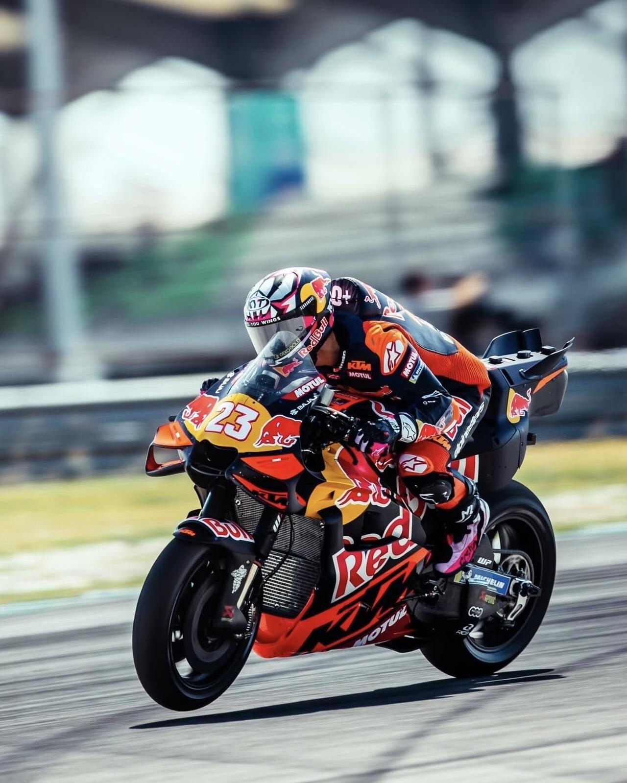 2026 WSBK-葡萄牙站：整条赛道大量连续右弯，轮胎单侧磨损严重。赛车的底盘