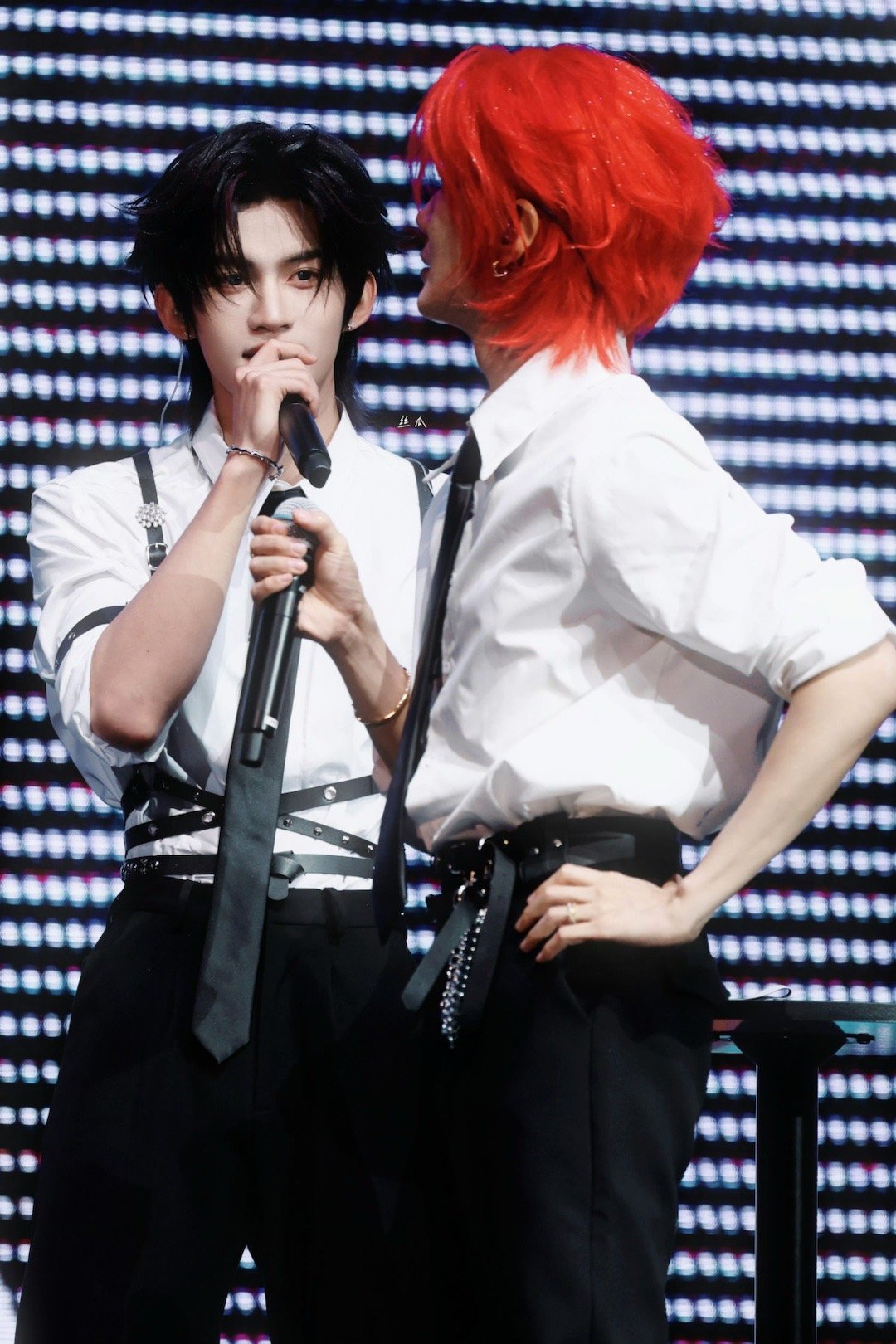 云旗郝熠然演唱会 直击现场！云旗郝熠然同台献声，经典曲目轮番上演，歌声与舞台完美