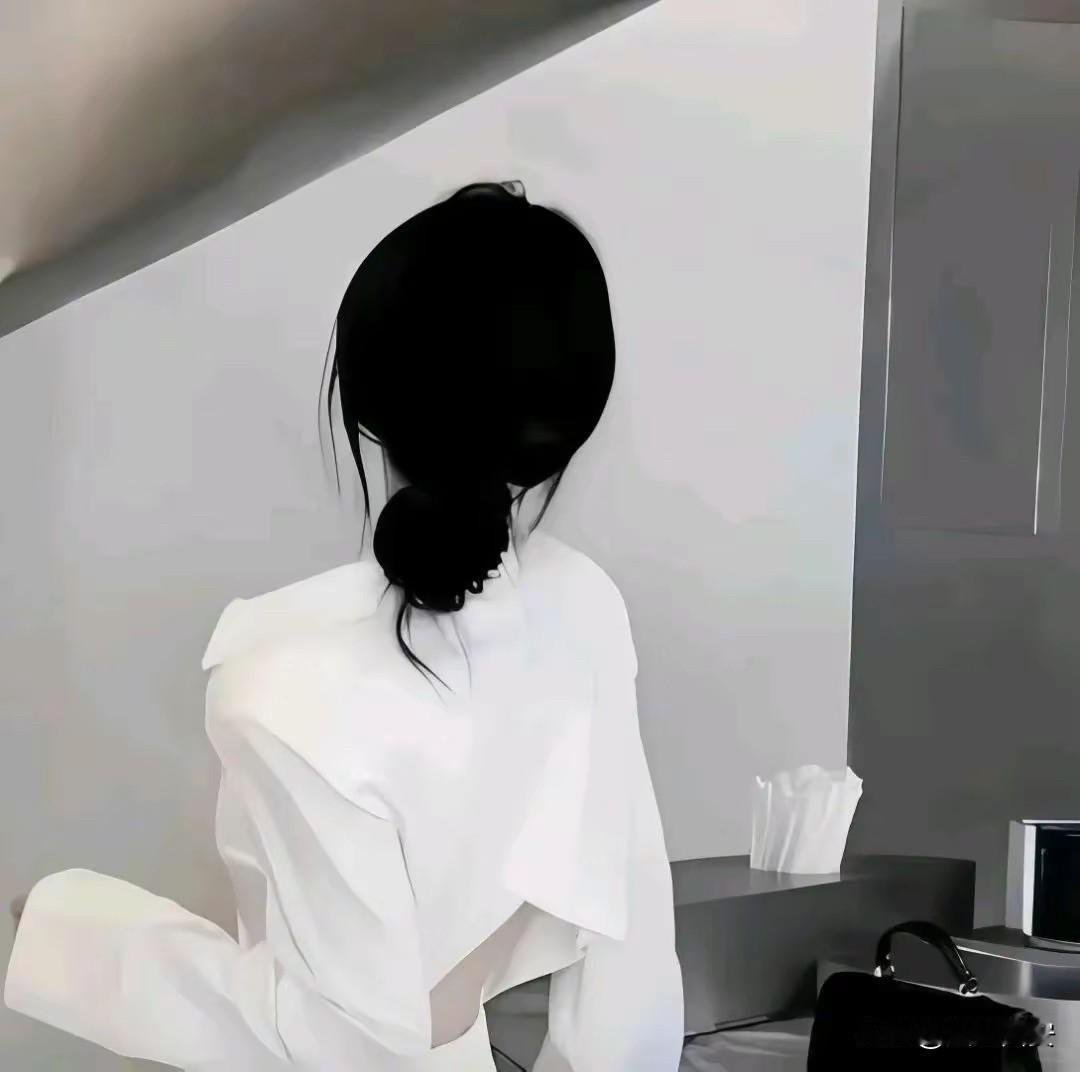 人到中年，
最无声的炫富就是：

第一：静
当别人高声炫耀时，
你受得住内心的喜