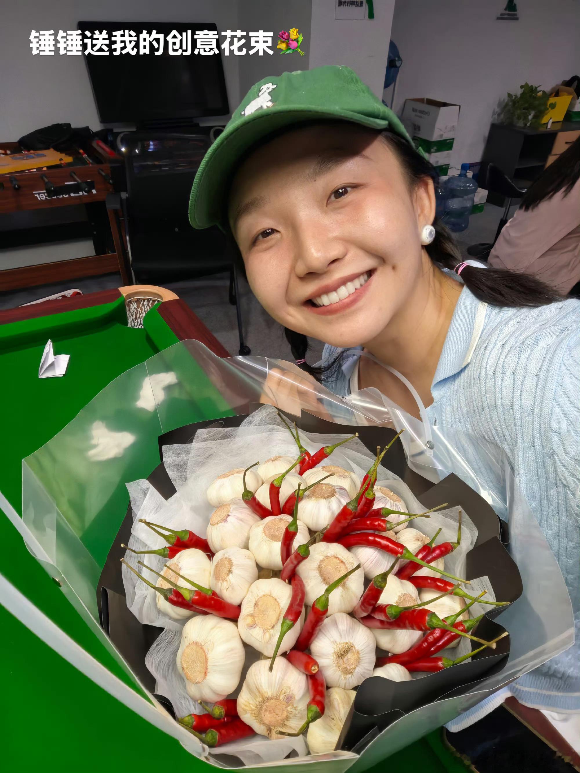 锤娜丽莎送辣目洋子大蒜辣椒花锤娜丽莎李川在辣目洋子前秀恩爱 锤锤给辣目洋子送上大