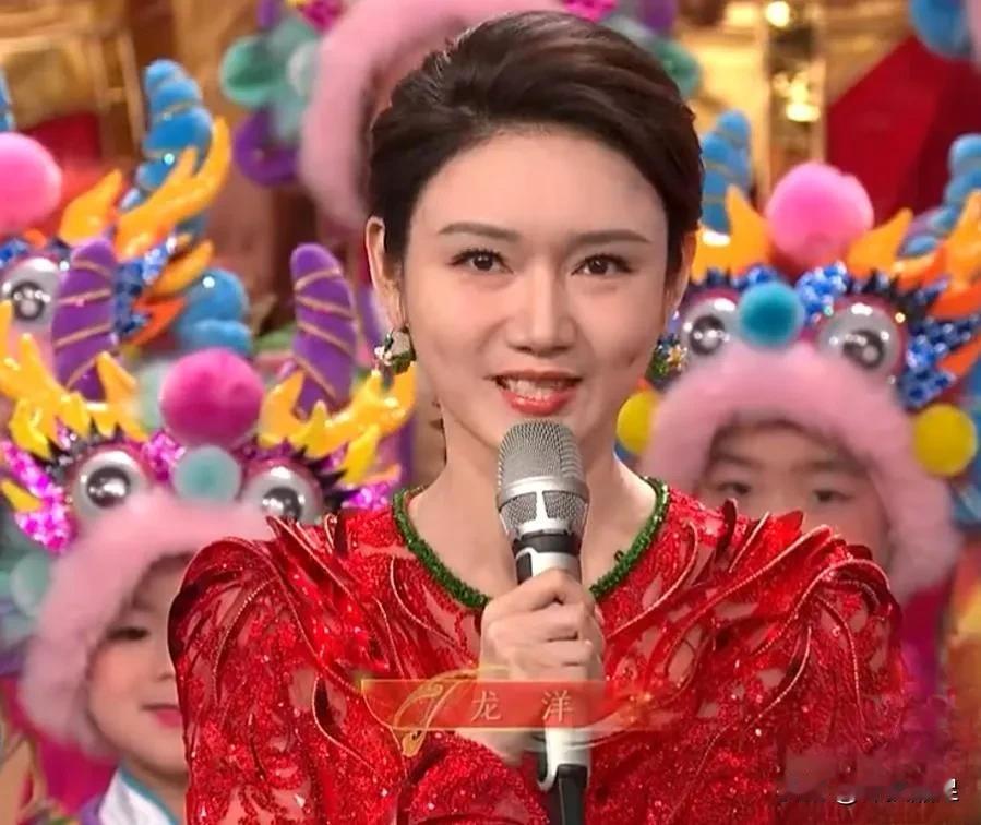 争妍斗艳！
龙洋，1989年12月出生于湖南郴州，毕业于南京艺术学院，2015年