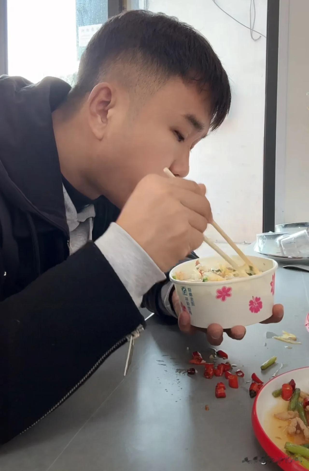 一碗蛋炒饭，解决中午饭了，太清贫了吧！晚上睡公园长凳上。
才圈主播大炮无父无母，