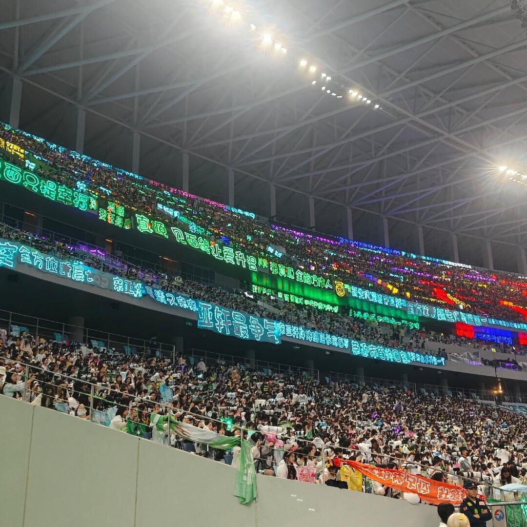 张真源粉丝绿色灯牌海 张真源广州今天演唱会粉丝灯牌💚💚那些写满爱意的长灯牌，