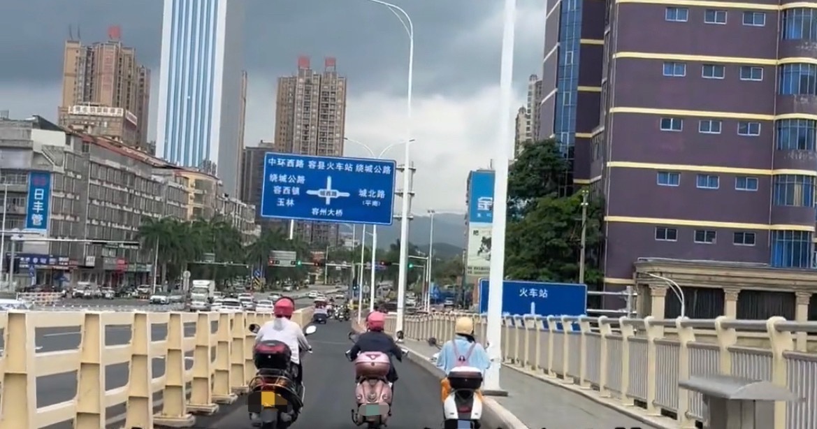 6月13日，网友反映：玉林容县3名女士骑摩托车电车一路并排行驶。有什么重要的事情