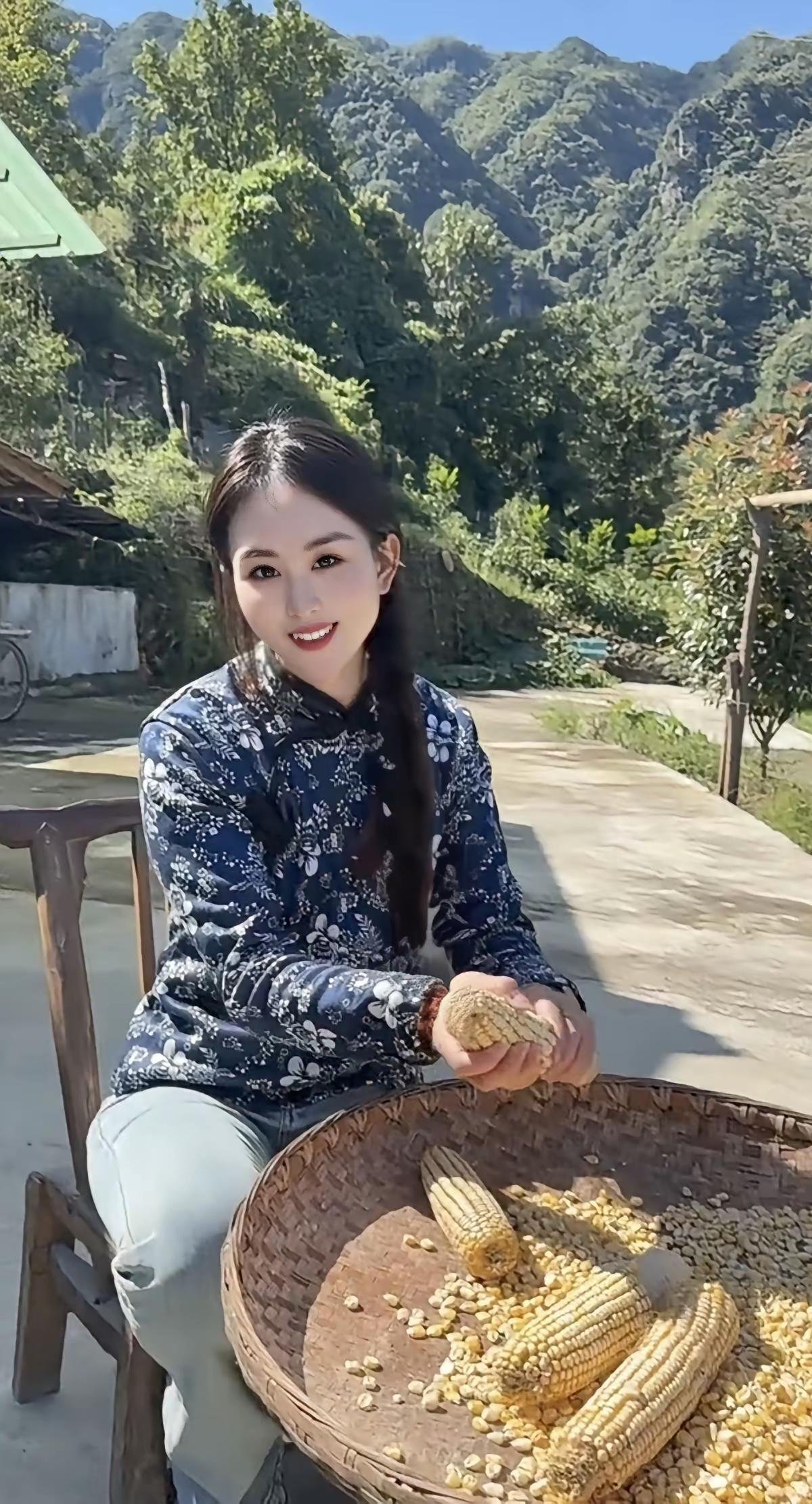 捣练子·山居
寻静境，入山行，
欲净尘心寄野庭。
闲伴佳人学俗务，
出门长有玉人