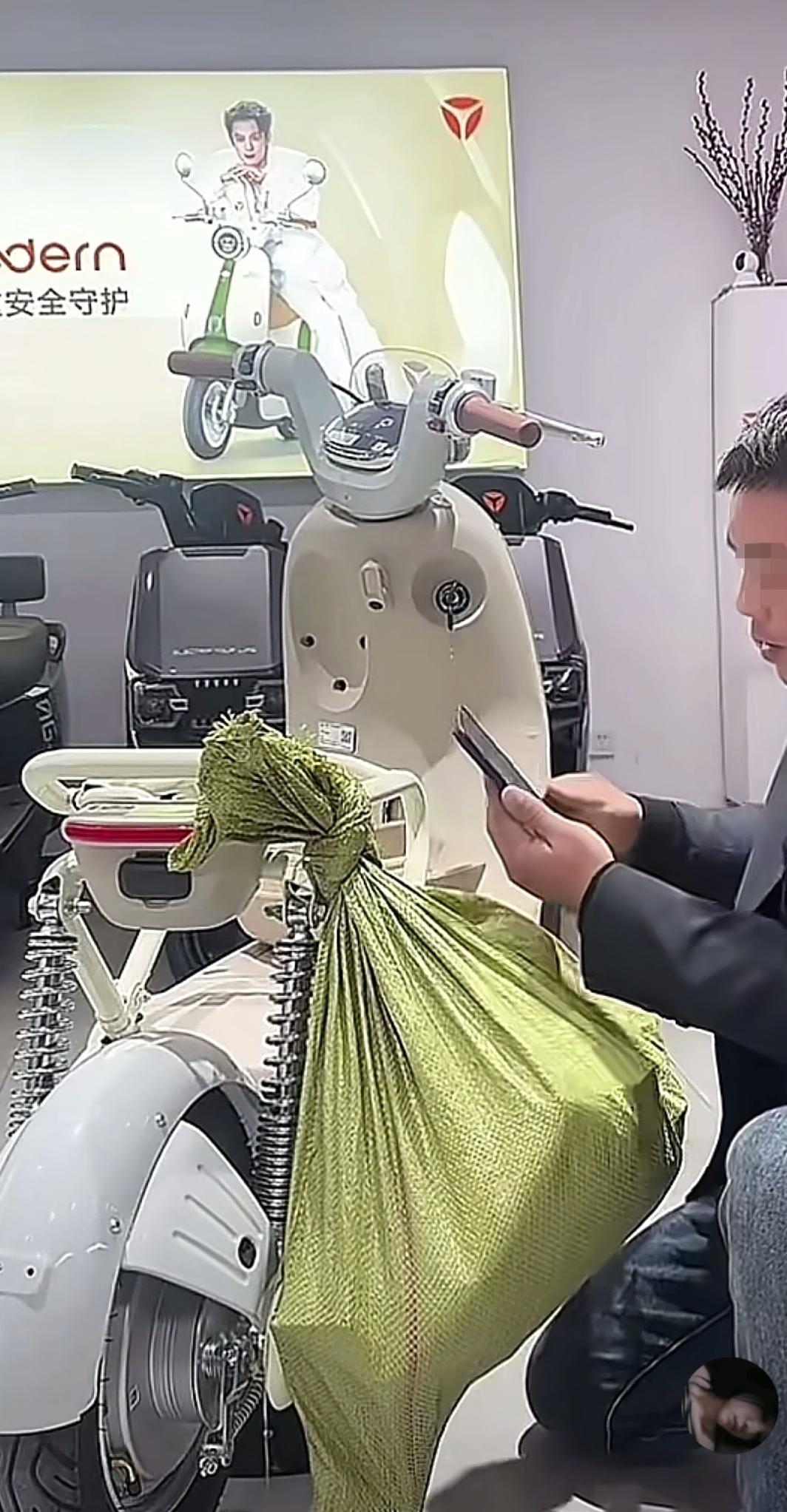 买新国标送麻袋
这一次
也轮到消费者占便宜了，没想到买一辆新国标电动车，商家还会