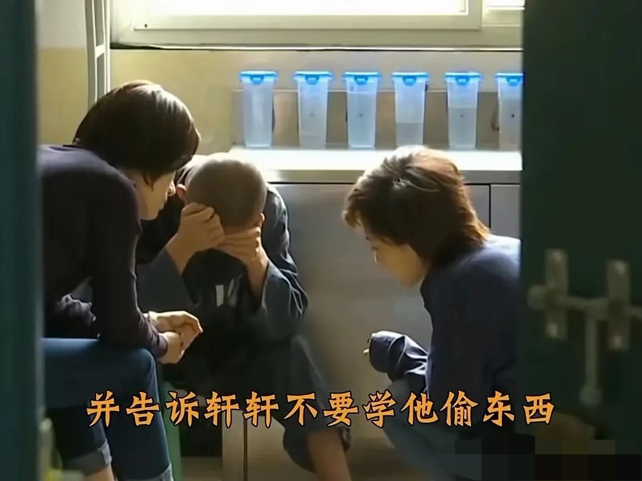 一男子为了照顾被父母抛弃的弟弟，长期进行盗窃，被抓后，民警都悄然为他落泪！原来，