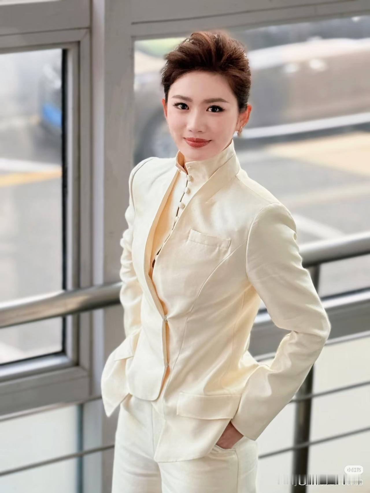 嘉宝，央视荧屏上深耕田野的青春之声。她以灵动亲和的风格，讲述乡村故事，传递丰收喜